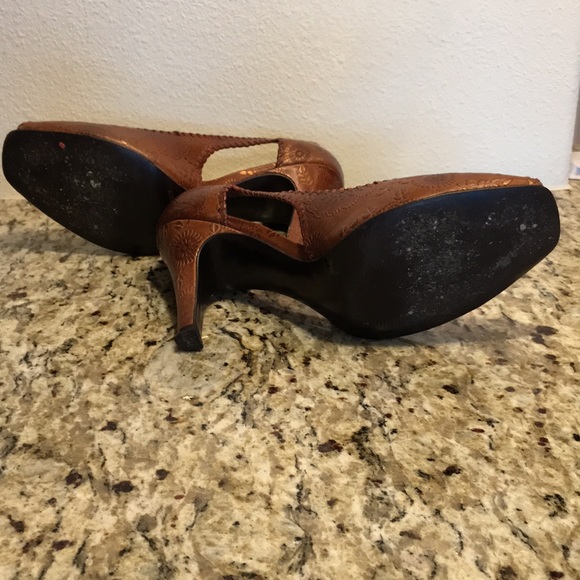 Brown BCBG girls pump shoes - Picture 3 of 5